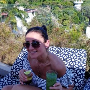 Meet your Posher, Eena